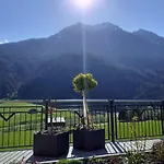 4 Mountains بيت ضيافة كلينارل
