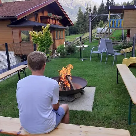 4 Mountains بيت ضيافة كلينارل